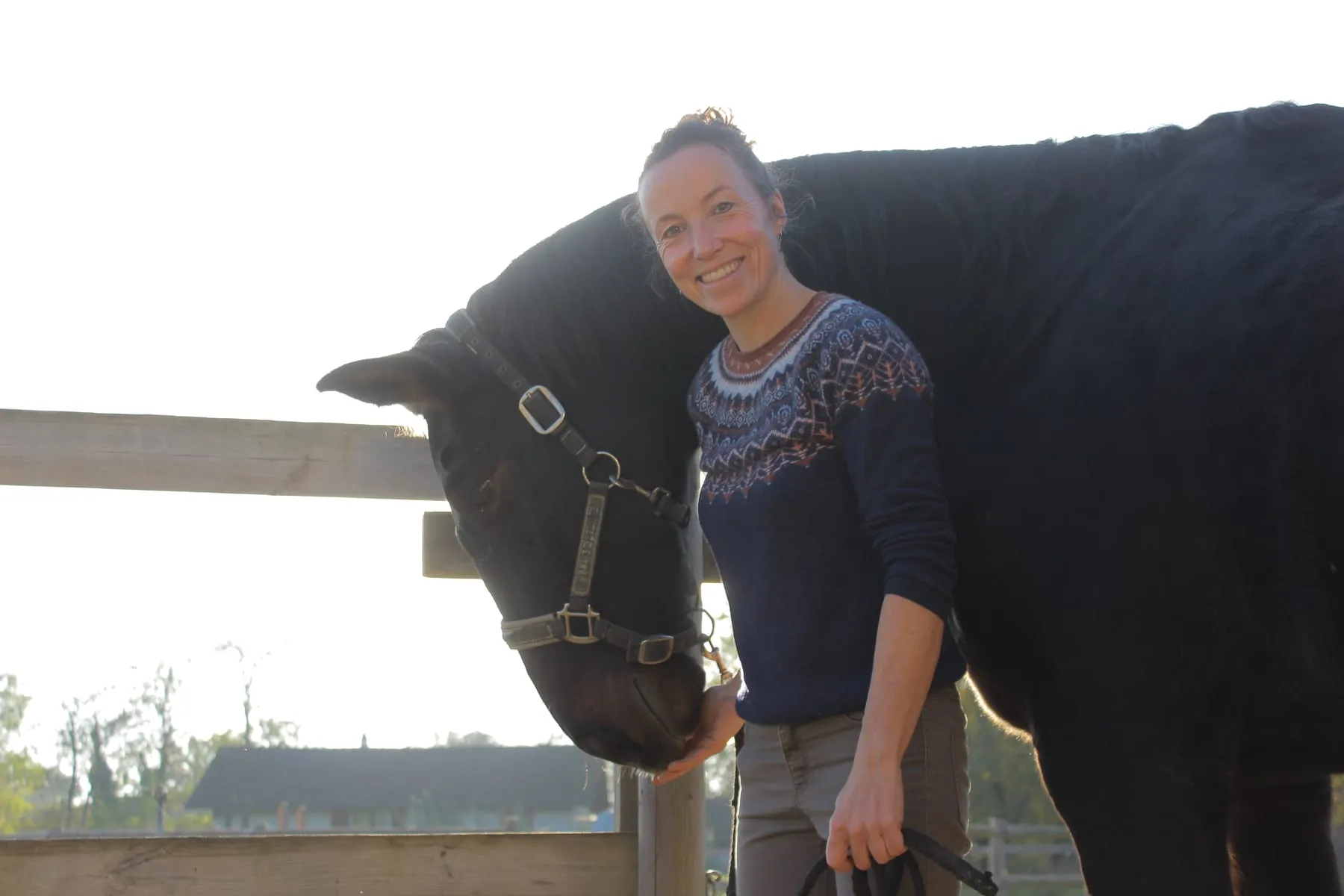 Stéphanie Vanhamme auprès d’un cheval, en extérieur